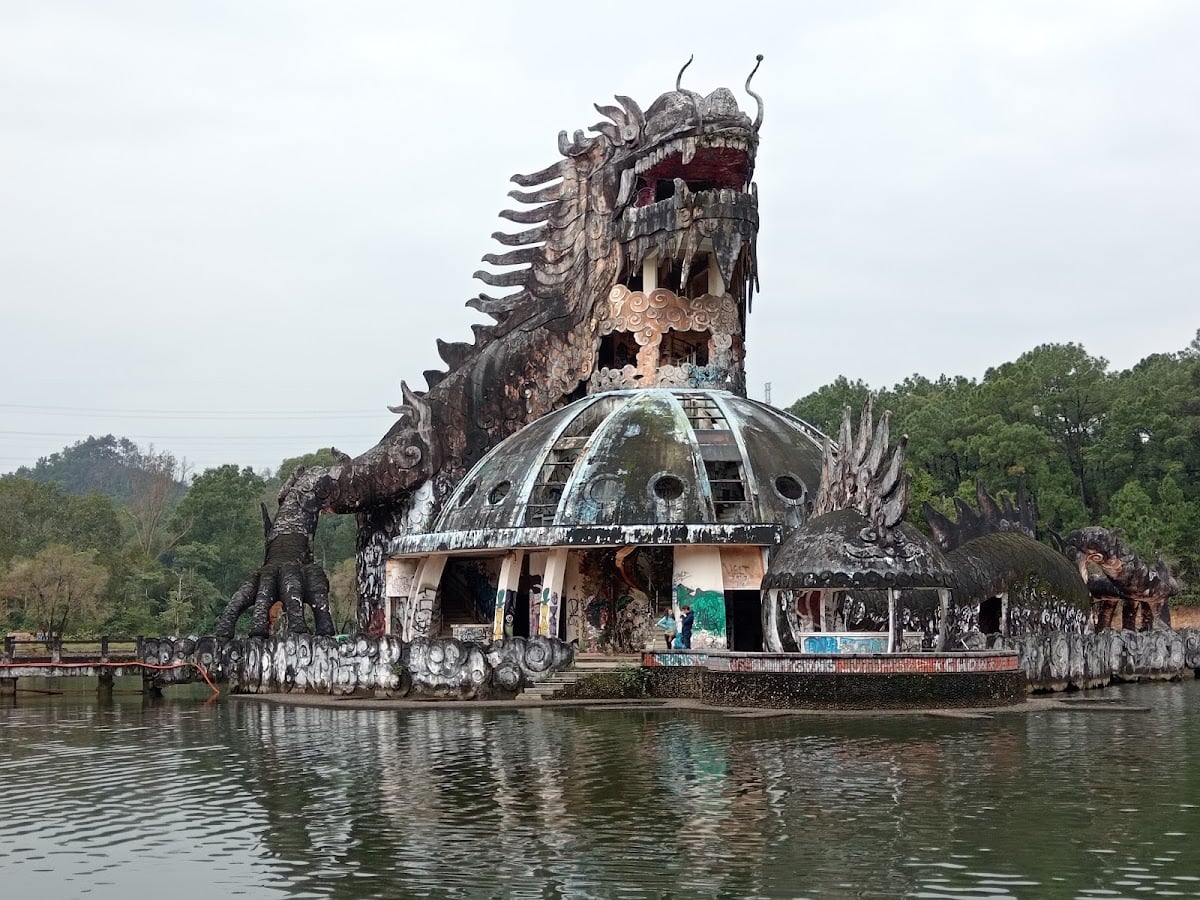Abandoned Waterpark - Dragon Statue