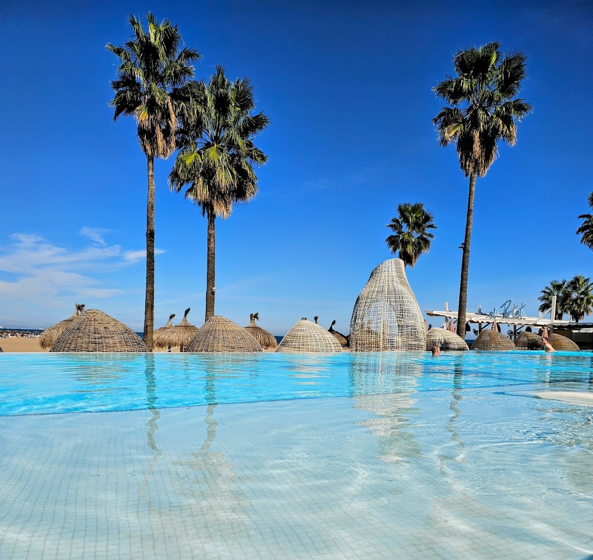 Marina Beach Club - Beach club by day, open air club by night