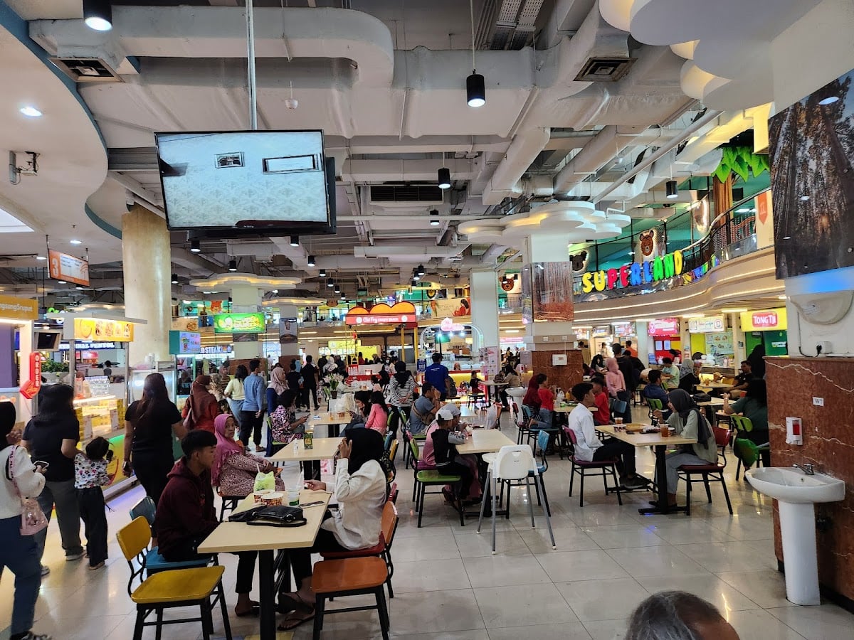Selat Vien's Solo Grand Mall