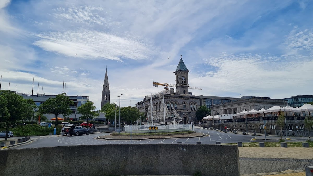 Dún Laoghaire - Cerca de Dublín en tren