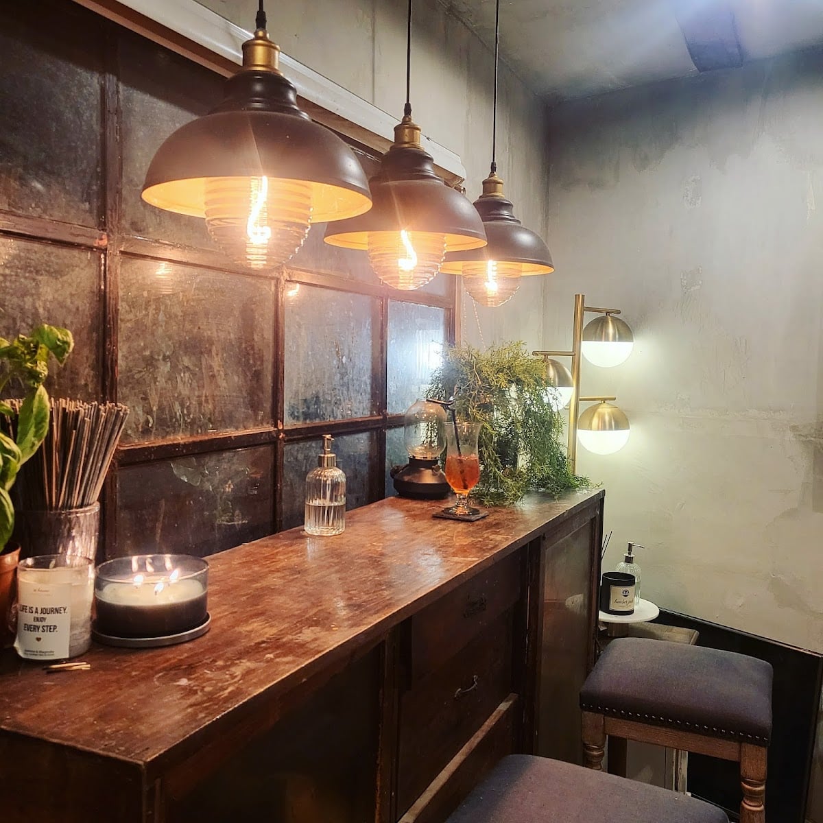The Lonewolf Café - hidden cafe, vintage vibes