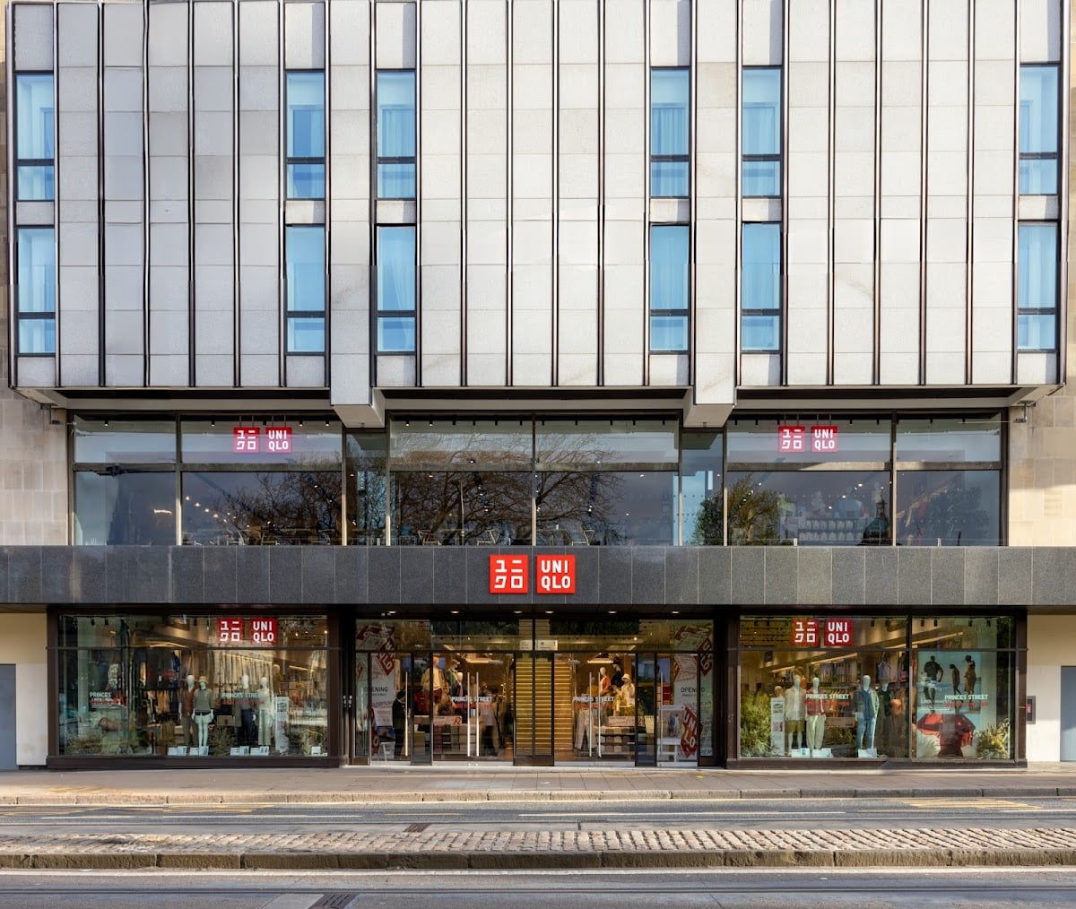 UNIQLO Princes Street - You can custom embroidery your own bag with Scottish designs
