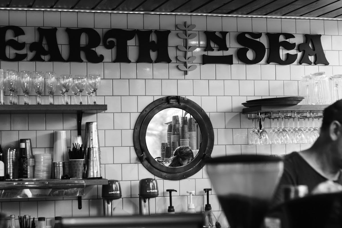 Earth 'n' Sea Pizza - Delicious garlic bread and very good pizza (tropical heat wave)