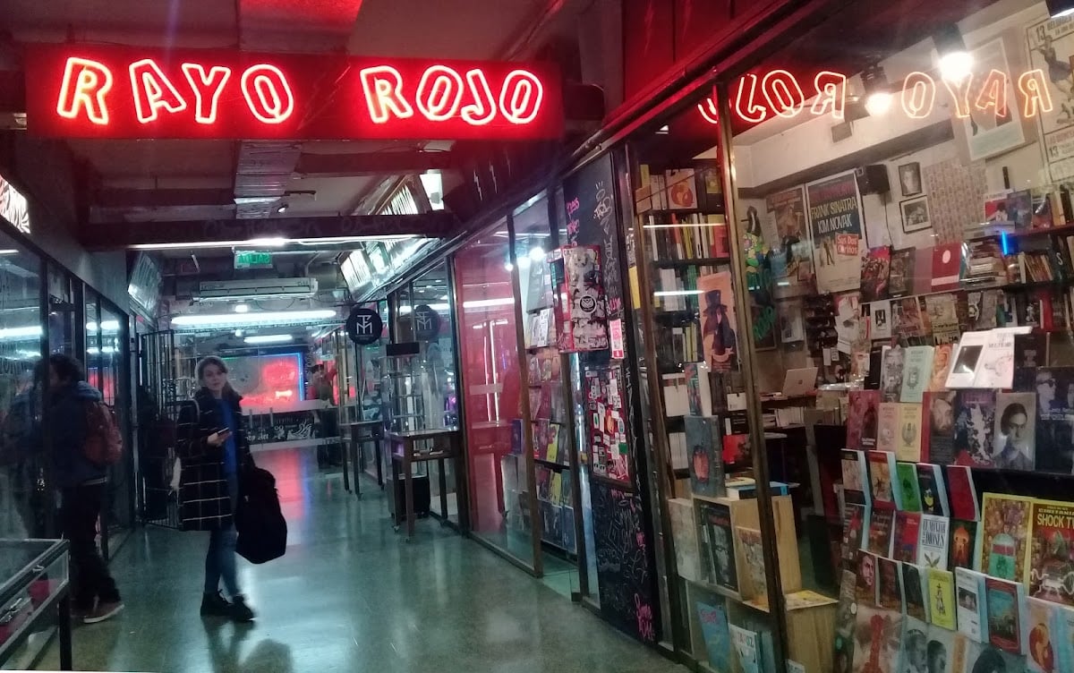 Rayo Rojo Librería - Libros raros, dentro de Bond Street