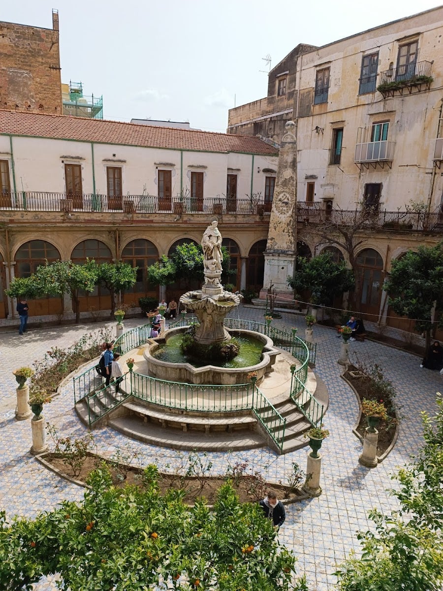 Chiostro con fontana di San Domenico