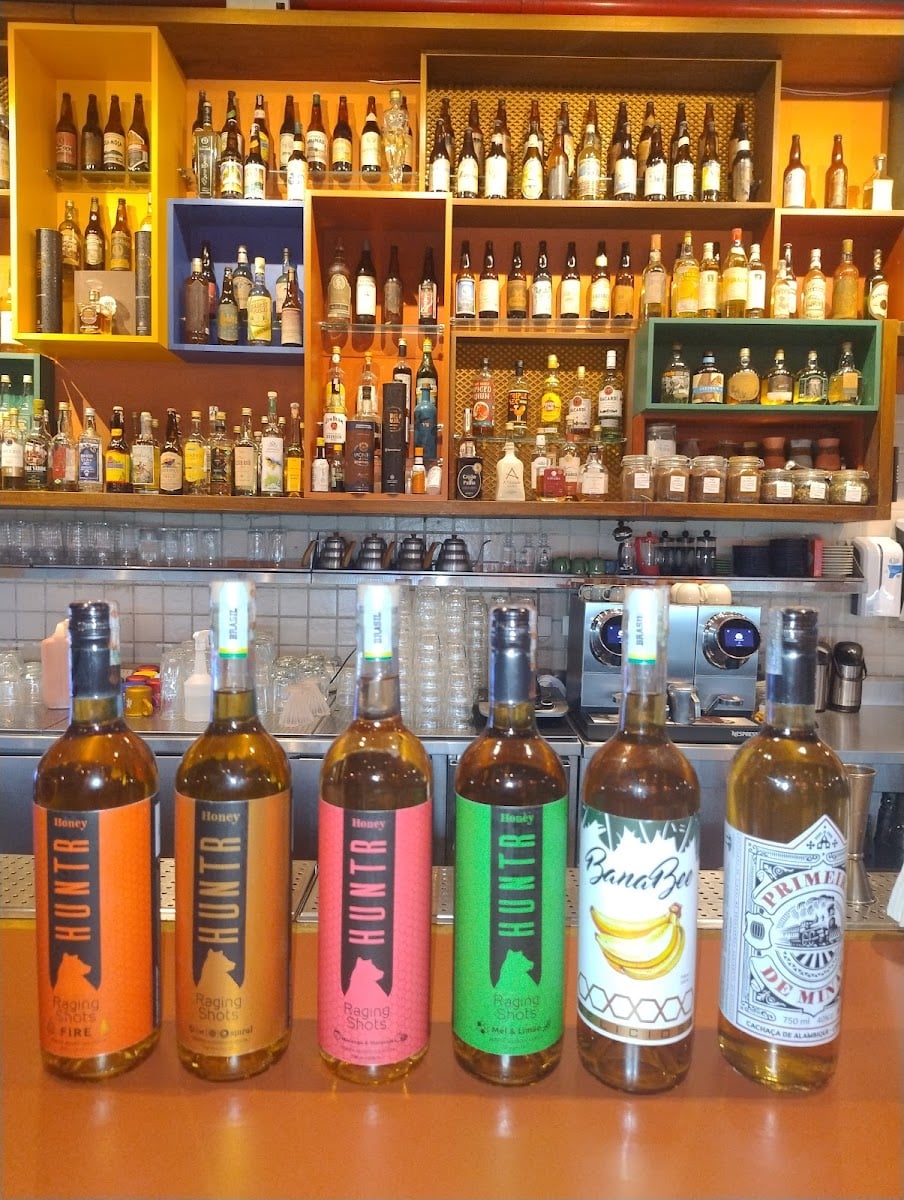 Pina drinques - bar com drinks a preços ok, explicando como é cada drink no menu