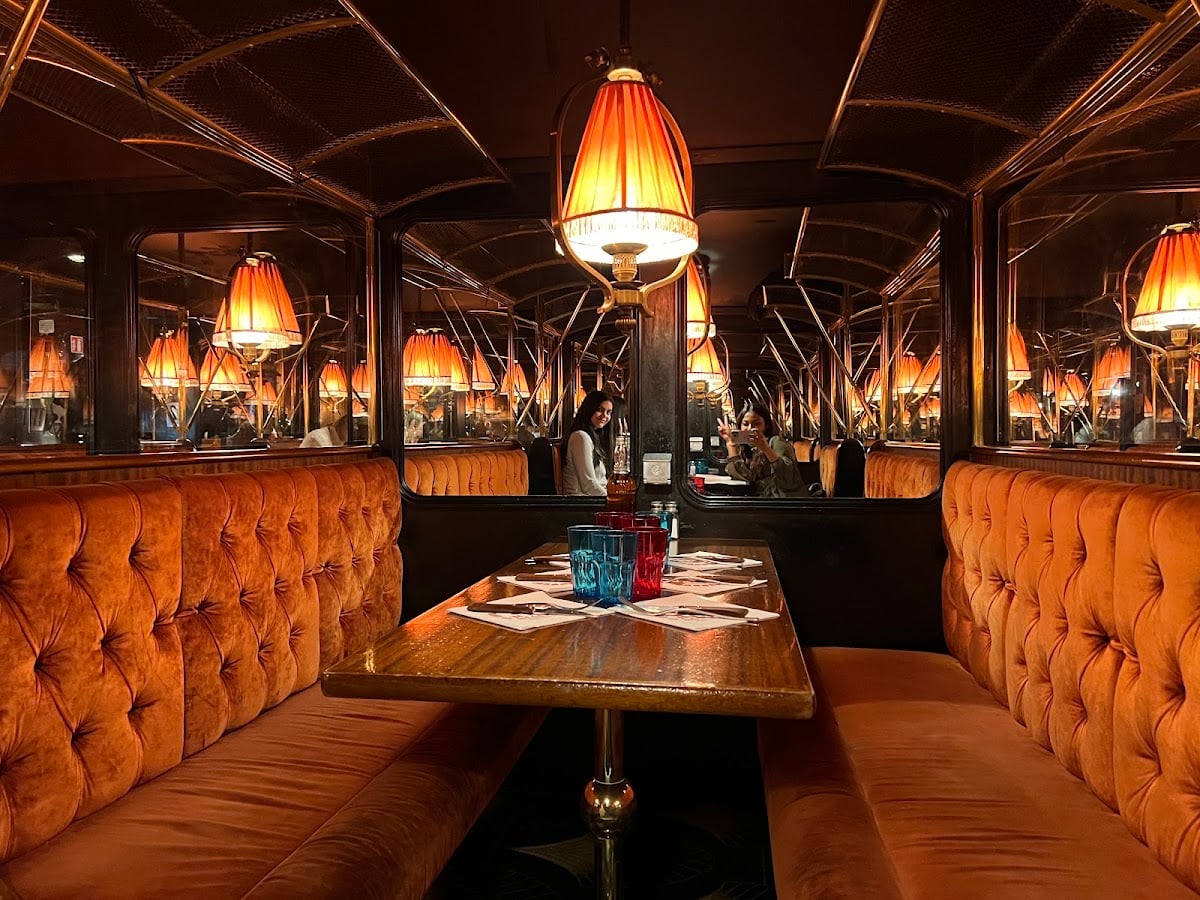 Restaurant Victoria Station Paris 2 - italian - interior is a makeshift train