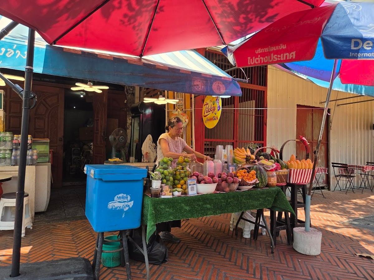 Jay Moo Saphan Han Fruit Smoothie