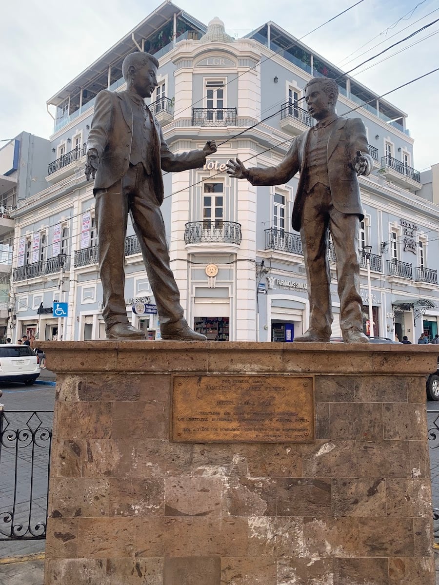 Monumento a Anacleto Gonzalez Flores y Miguel Gómez Loza