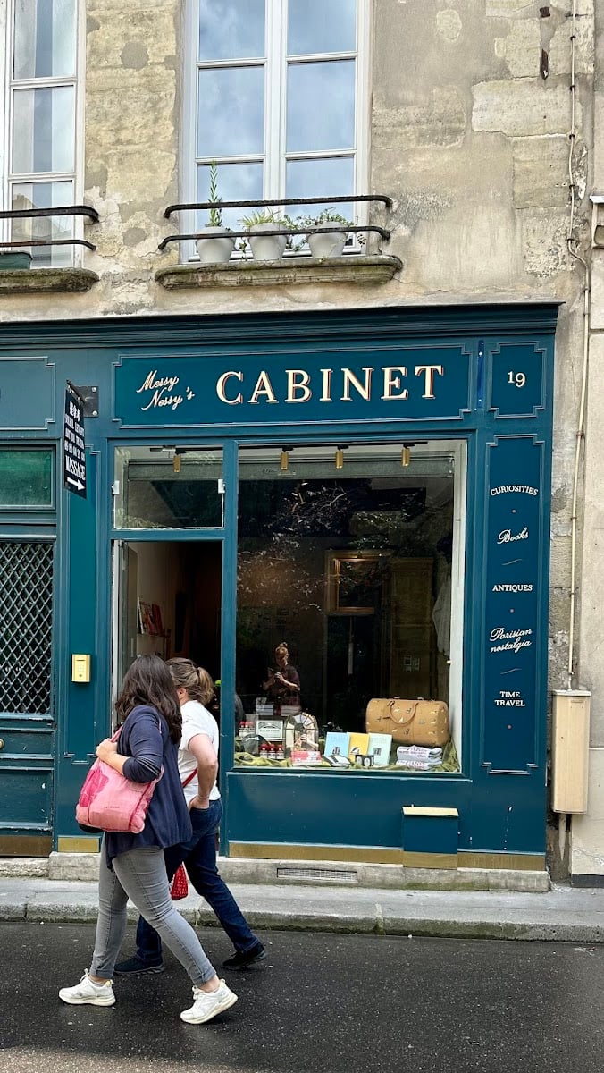 Messy Nessy's Cabinet - Souvenir
