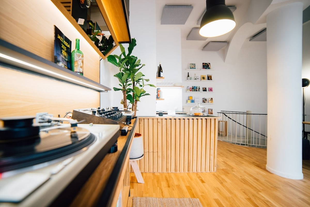 Unkompress Listening Bar