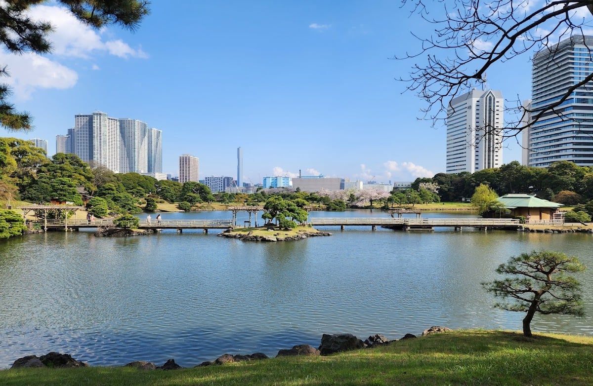 Hamarikyu Gardens - Check the traditional teahouse