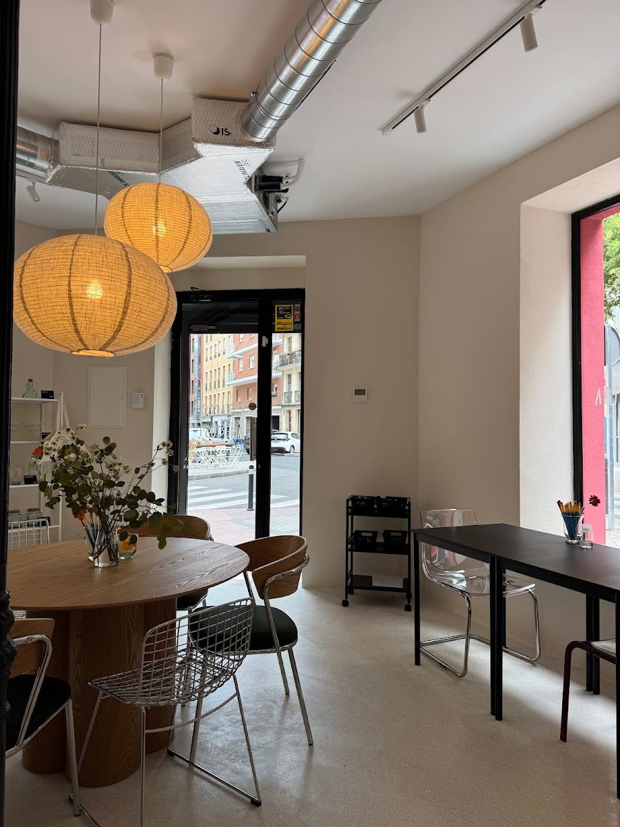 Muchacha - Plan desayuno, café + pintar