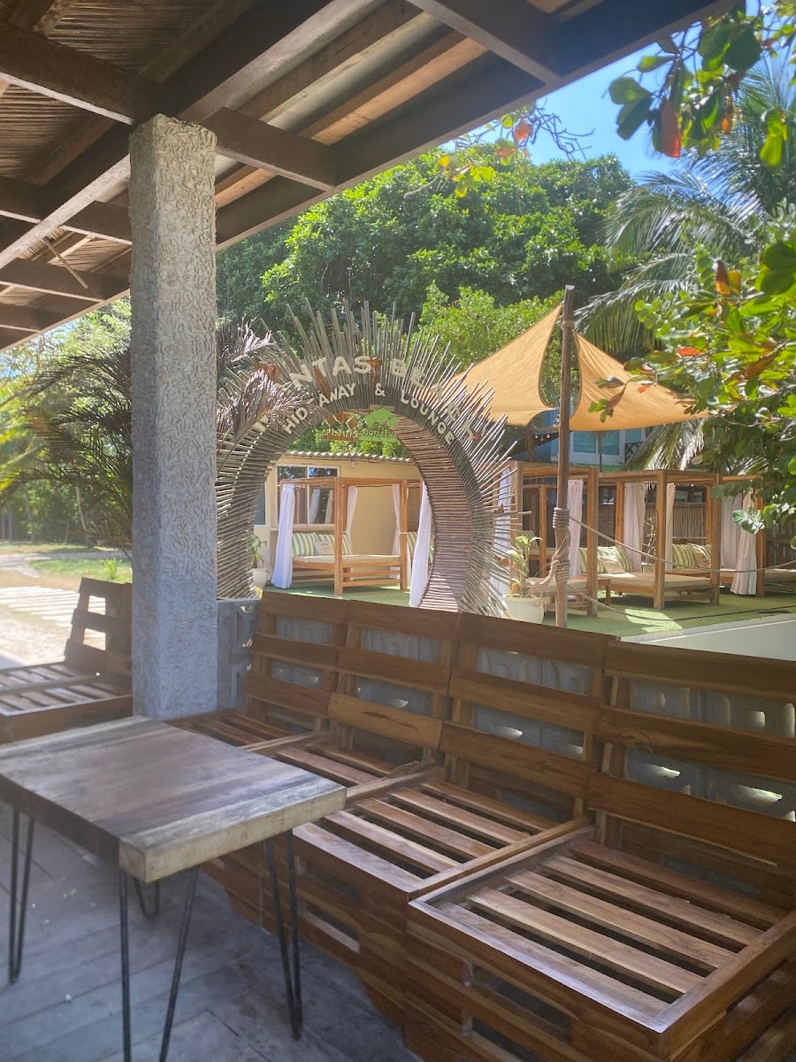Mantas Beach Hideaway & Lounge