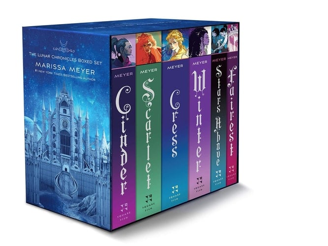 The Lunar Chronicles Boxed Set: Cinder, Scarlet, Cress, Fairest, Stars Above, Winter - Marissa Meyer • 2020