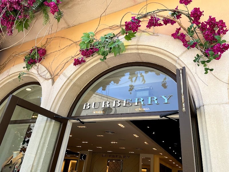 La Roca Village - A shopping destination with a setting that resembles a small Mediterranean village. Perfect for those who enjoy shopping in a pleasant environment.