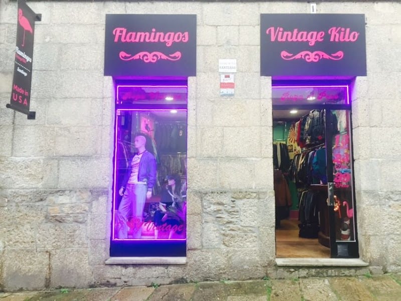 Flamingos Vintage Kilo Santiago de Compostela - Tienda pequeñita, tiene sobretodo camisetas y sudaderas.