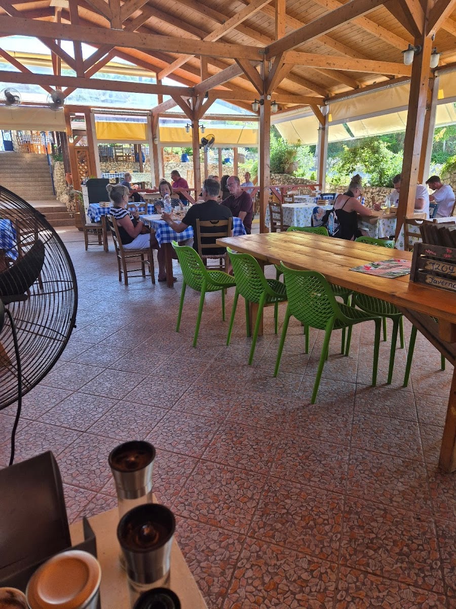 Tzogia's Taverna - Restaurant