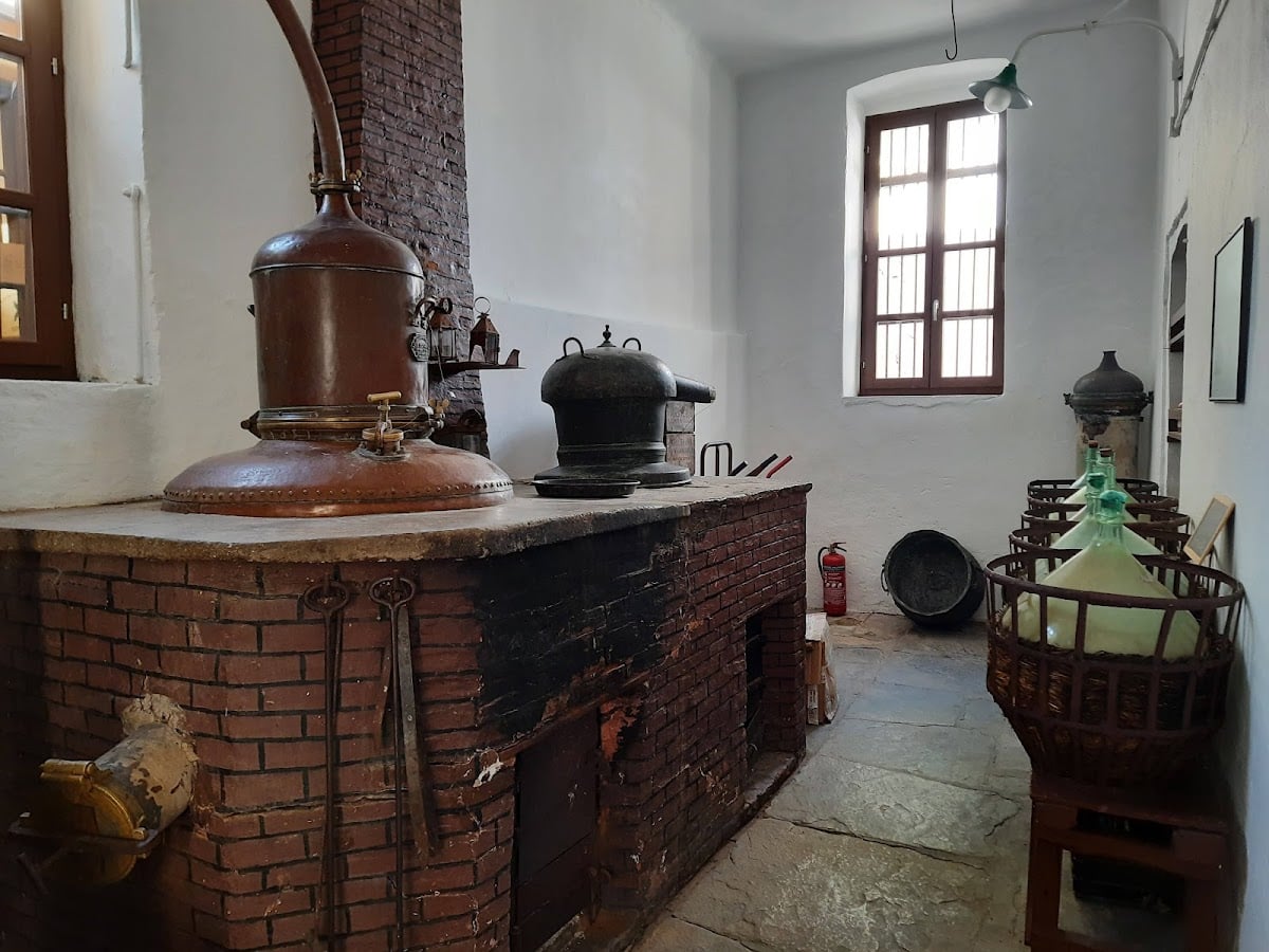 Kitron Naxou, Distillery M. G. Vallindras - Sight