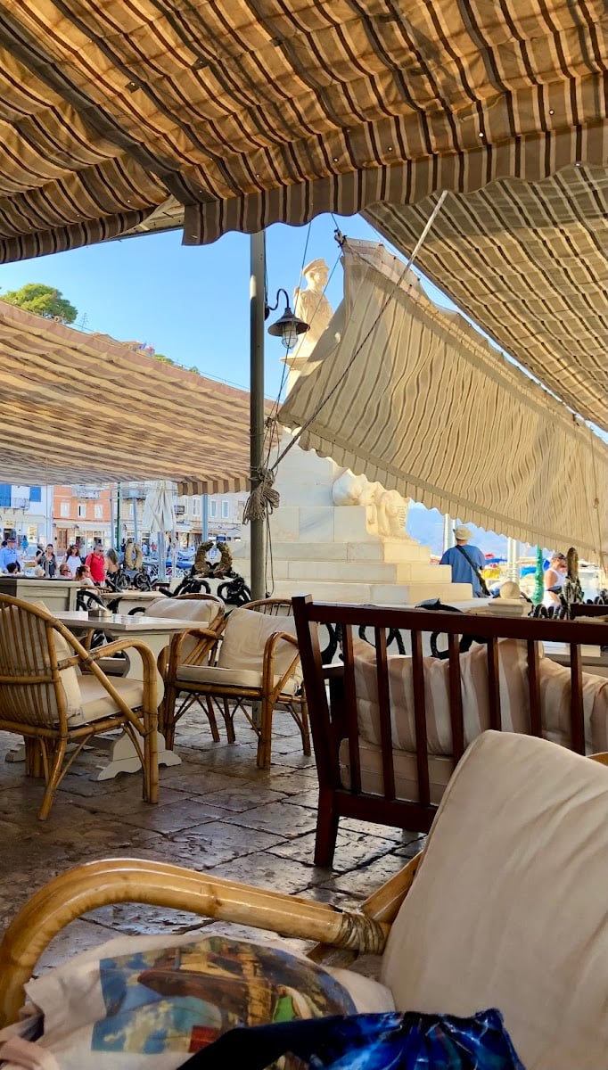 Tassos Cafe - Restaurant