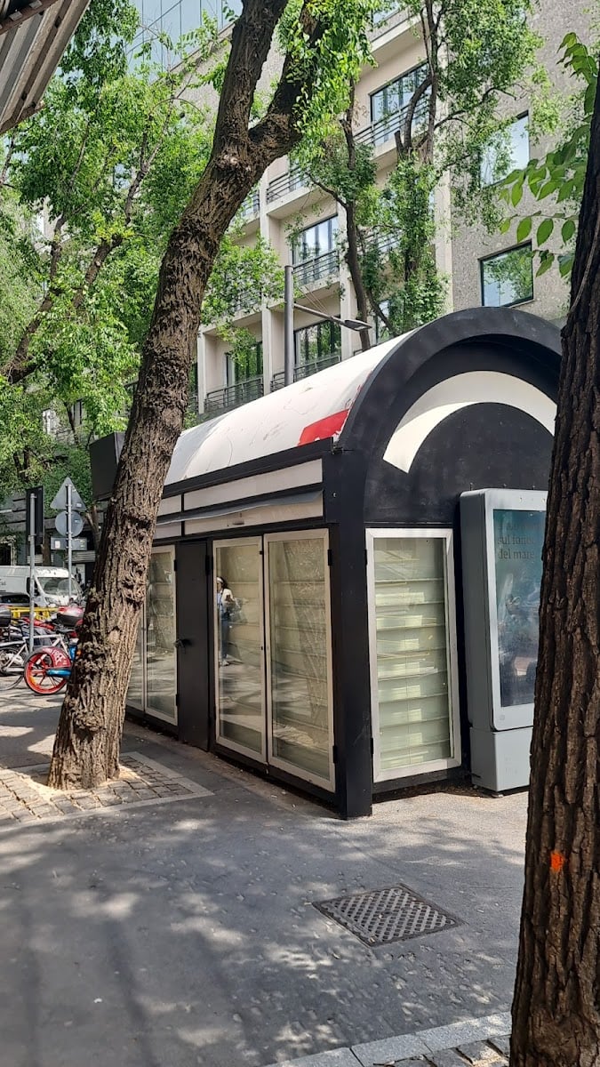 VOGUE kiosk Milano