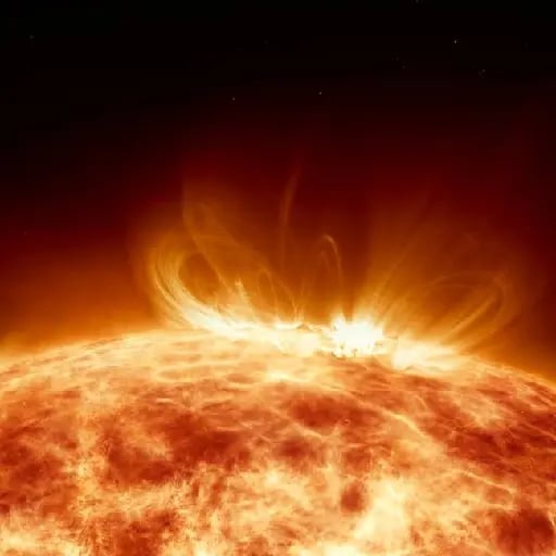 Las tormentas solares - Fenómenos causados por explosiones en la superficie del sol que liberan grandes cantidades de energía y particulas cargadas, afectando a las comunicaciones y redes eléctricas de la tierra