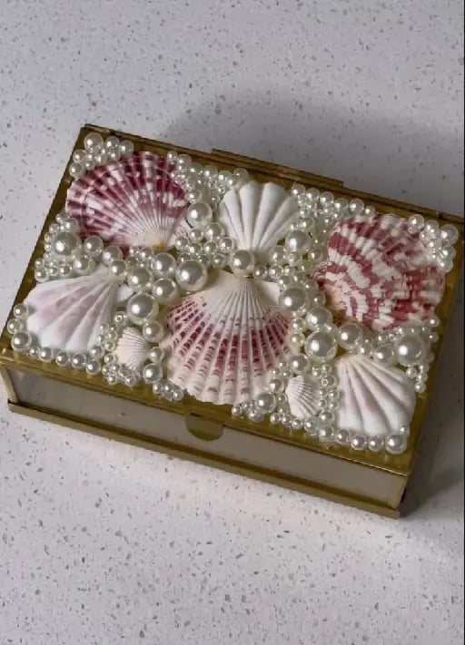 decorar cosas con perlas y caracoles