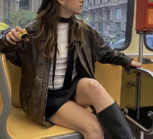 Inspo #7 - Chaqueta marron,remera blanca,falda y botas negras,de accesorio una tira negra