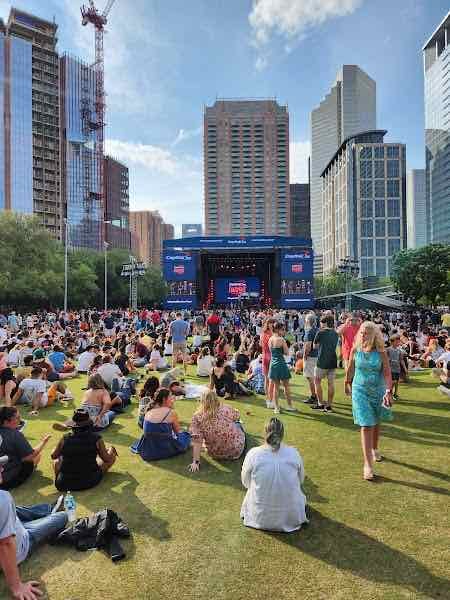 Discovery Green - Enjoying the outdoors! (Disfrutando del aire libre!)