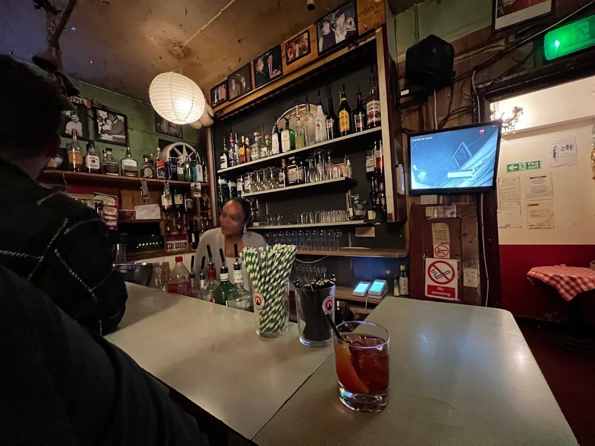 Trisha''s - quirky, bohemian, hidden, retro, low-key, jazz bar, £, z1, 13 mins to Tottenham Court Road