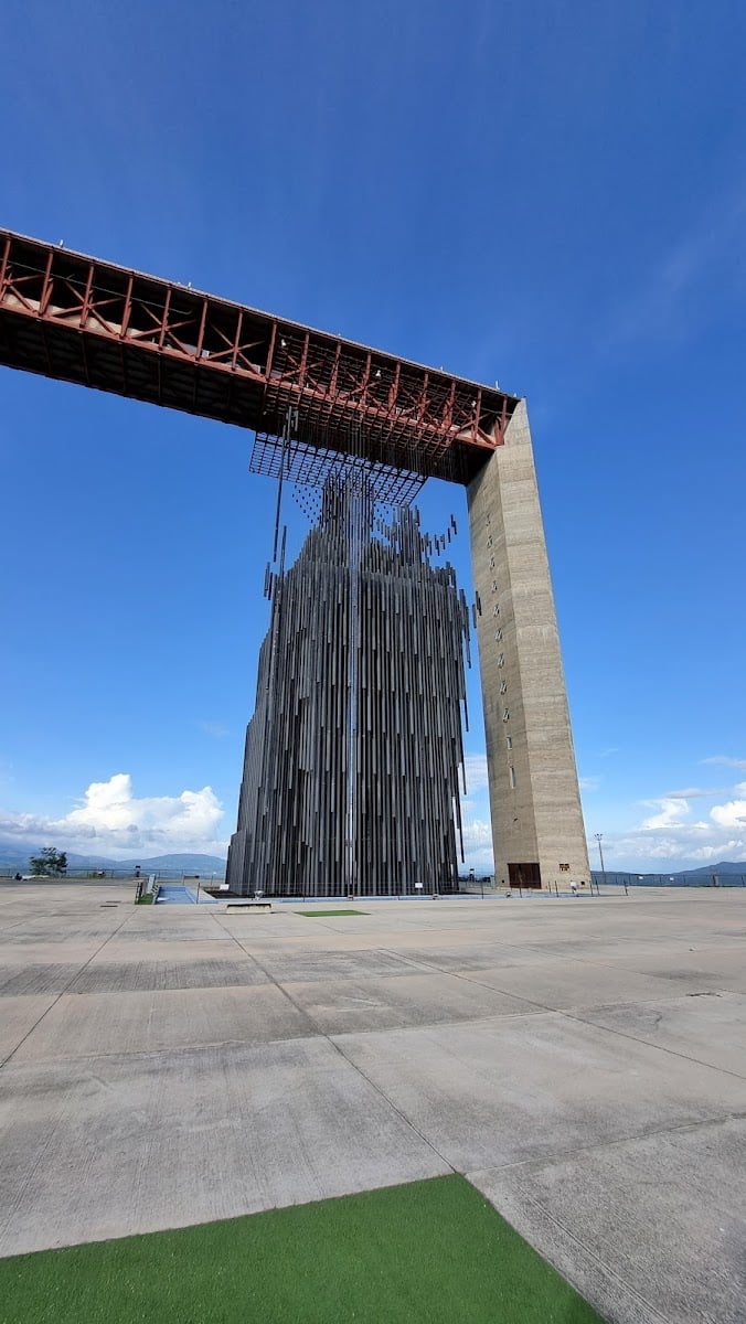 Monumento Manto de María Divina Pastora - es preferible ir un día sin tanto sol