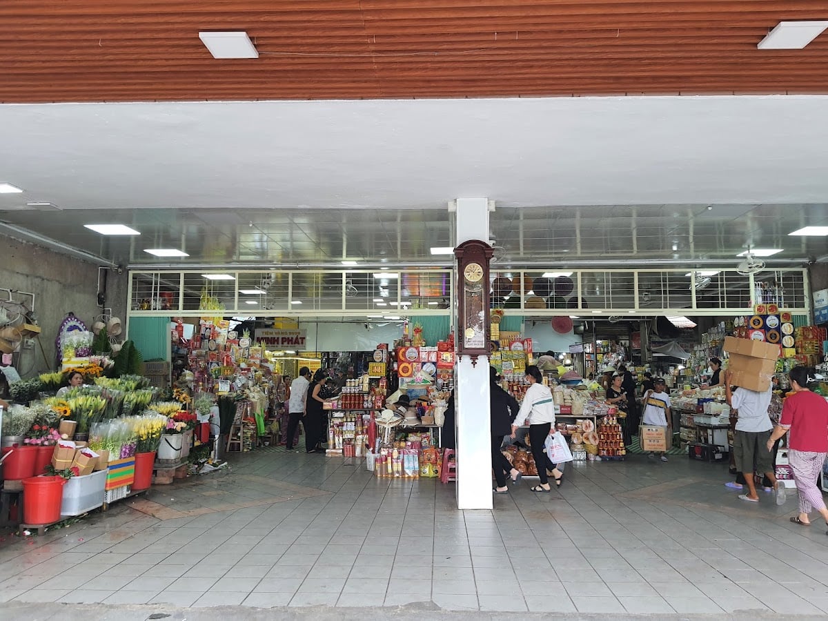 Dong Ba Market
