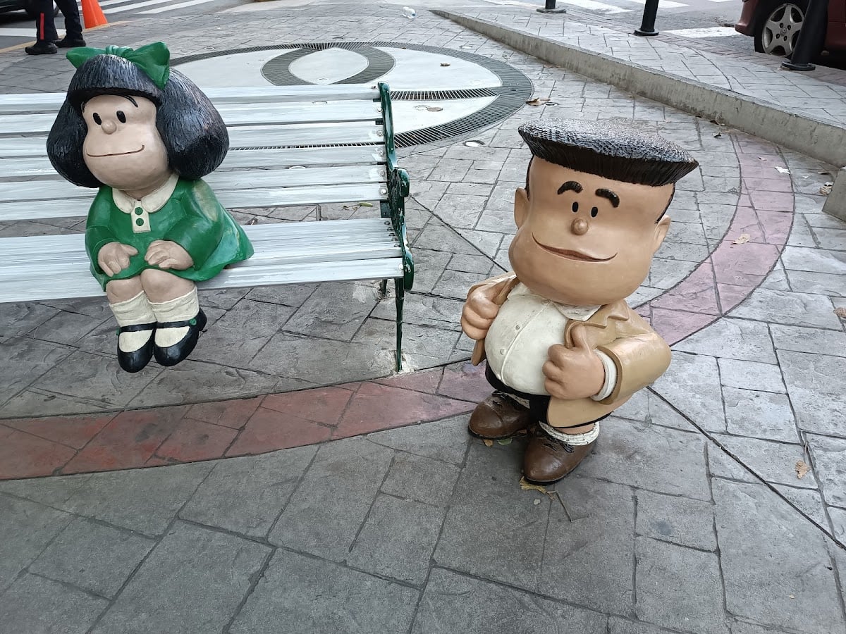 Escultura de Mafalda y Manolito