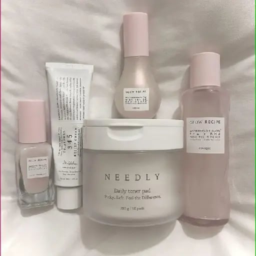 ●Cremas hidrantes - Las cremas hidratantes les va a ayudar muchísimo si quieren evitar el acné. Coloquense crema antes de maquillarse, incluso si no se maquillan, antes de dormir, cada q puedan mjr dicho, de vrd q esto funciona, les va a ayudar mucho. Es cliché q siempre lo digan, pero es completamente cierto. Cualquier crema HIDRATANTE