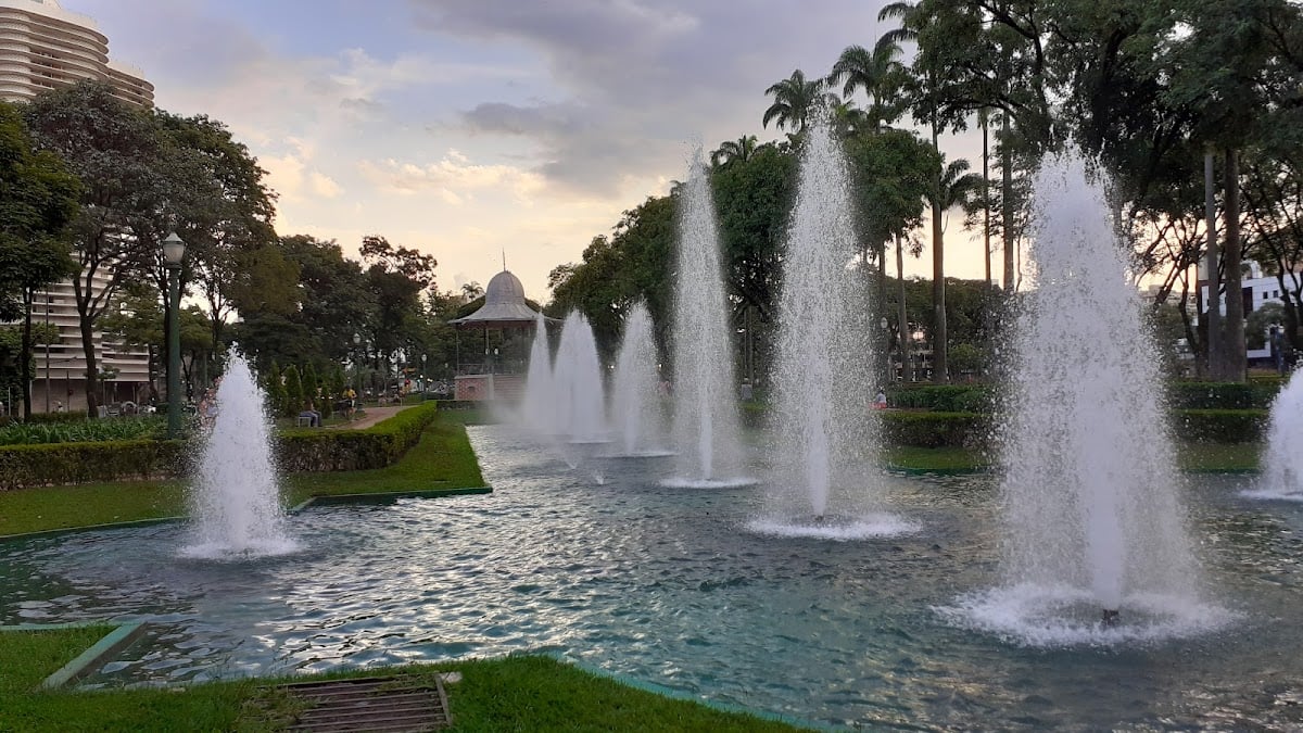 Circuito Liberdade - circuito cultural da Praça da Liberdade: CCBB, Memorial Minas Gerais, Museu das Minas e do Metal, Espaço do Conhecimento da UFMG, Casa FIAT de Cultura, Centro de Arte Popular e Museu Mineiro
ali pertin tem tb o Edifício Niemeyer e do Palácio da Liberdade que são belos prédios 🌟