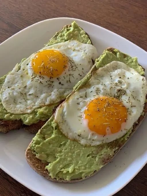 Pan tostado con Palta y huevo (frito o revuelto)