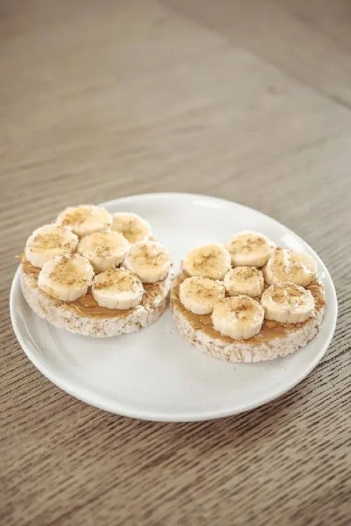 Galletas de arroz - Con mantequilla de mando mermelada, junto con platano
