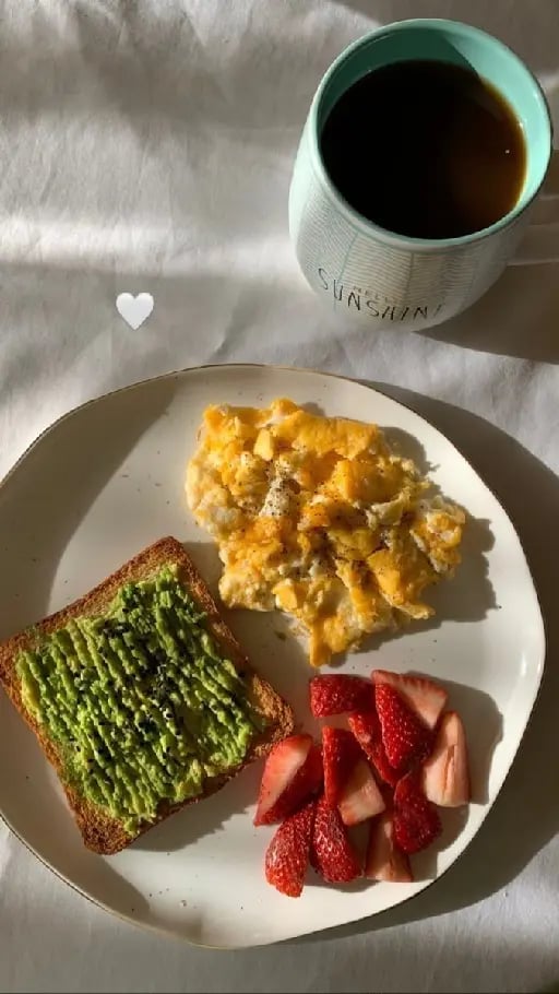 Un pan tostado con pasta, acompañado de huevo y fruta