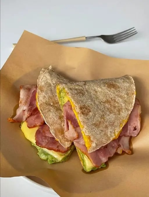 Tortilla rellena con jamón, queso, pasta y huevo al sarten