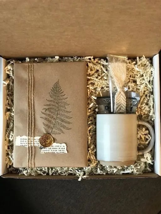 special and personalized gift 𔓕 - • Combo q creo q le gustaría: un libro + una taza + una vela + una carta + un marcador de página + café + maní + alfajor fulbito