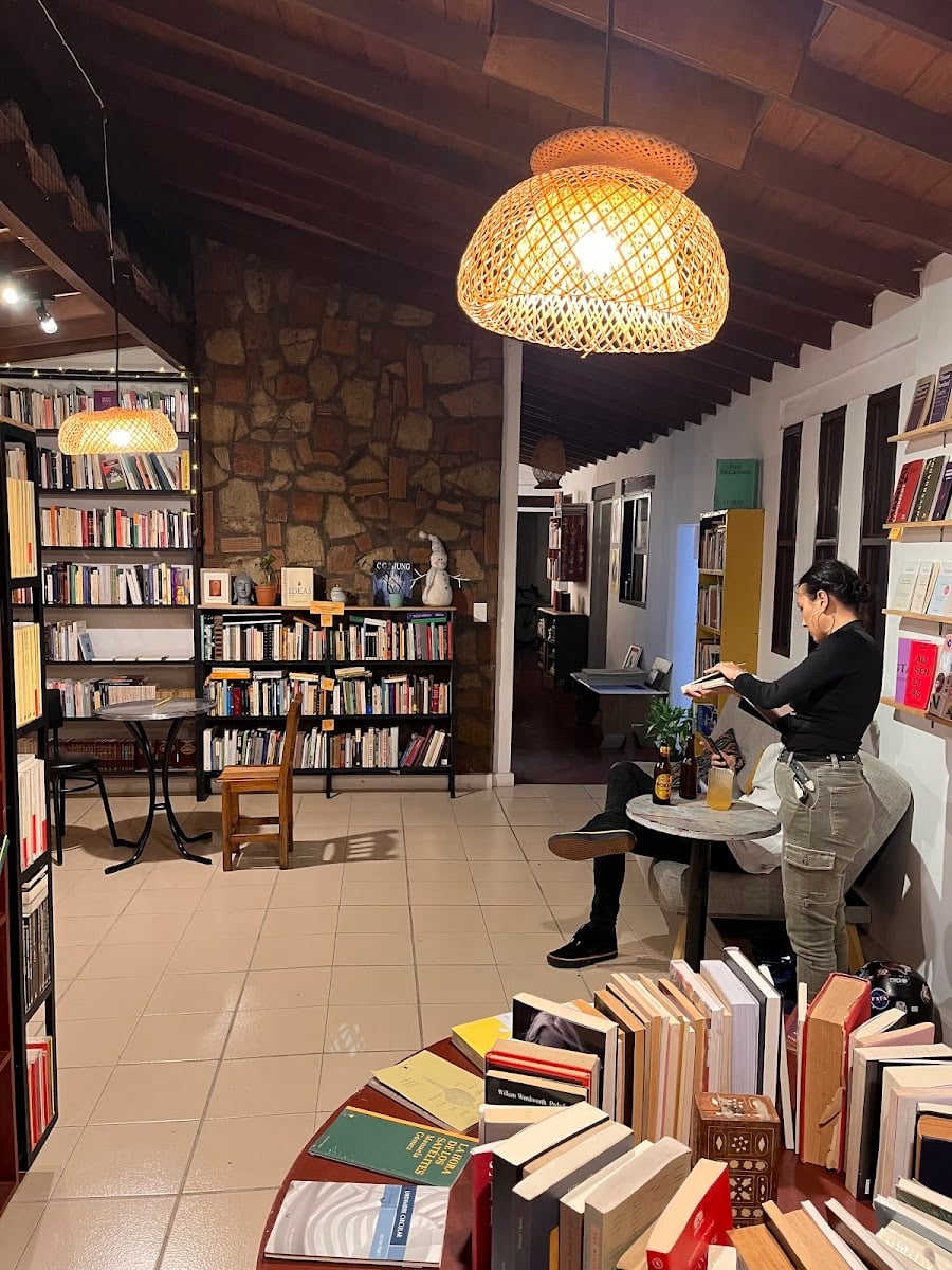 Casa libre - Librerías y café