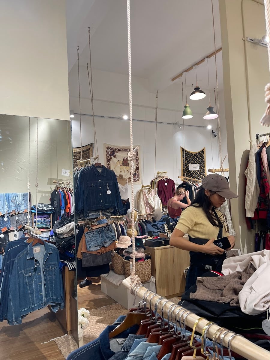 Giongtage & Outfitage