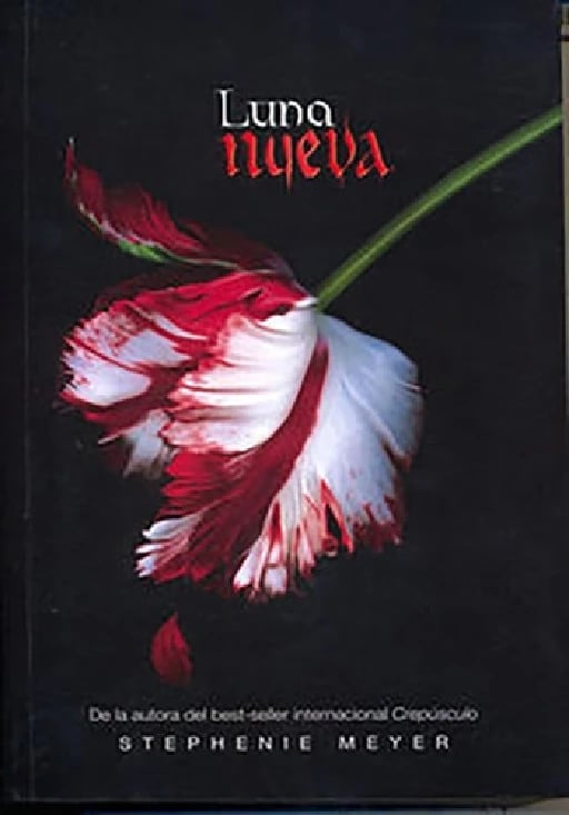Luna Nueva (New Moon) (Twilight Saga, Book 2) (Paperback) (La Saga Crepusculo / The Twilight Saga) (Spanish Edition) - Stephenie Meyer • 2007