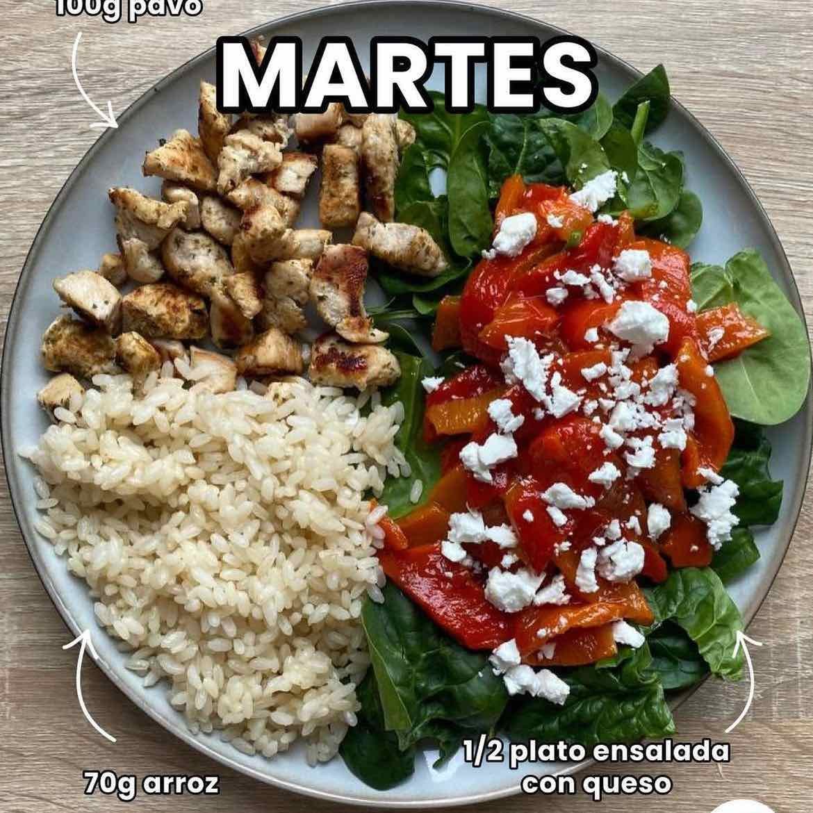 06 - 100g pavo, 70g arroz, 1/2 plato ensalada con queso