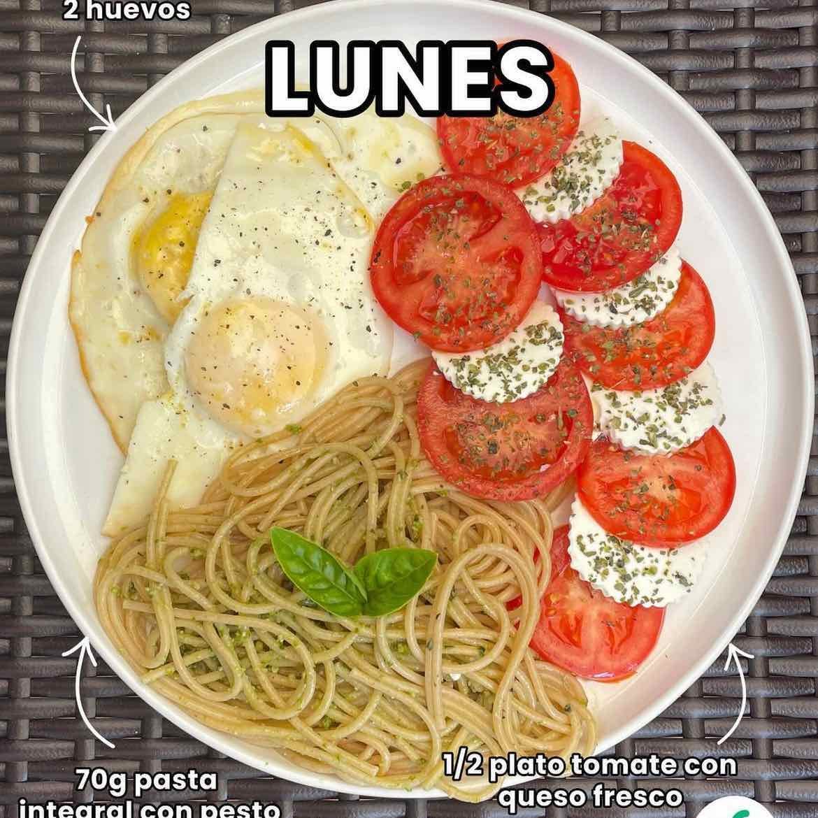 05 - 2 huevos, 70g pasta integral y 1/2 plato tomate con queso fresco
