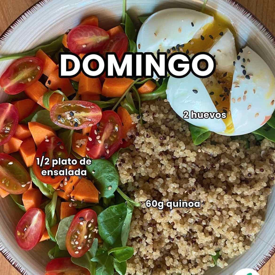 04 - 1/2 plato de ensalada, 2 huevos y 60g quinoa