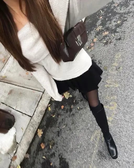 Inspo #1 - Sweater blanco,falda negra,botas negras y medias negras