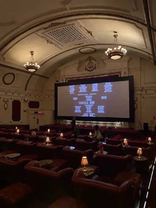 Saber sobre cine, música, moda y arte