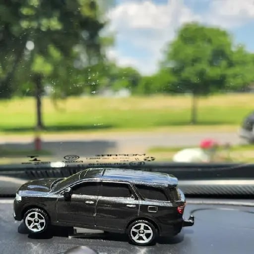 Have a car and drive - Tener un auto y manejar.