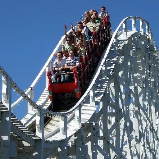Get on a roller coaster - Subir a una montaña rusa.